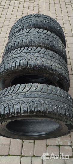 Bridgestone Ice Cruiser 7000S 215/65 R16 98T