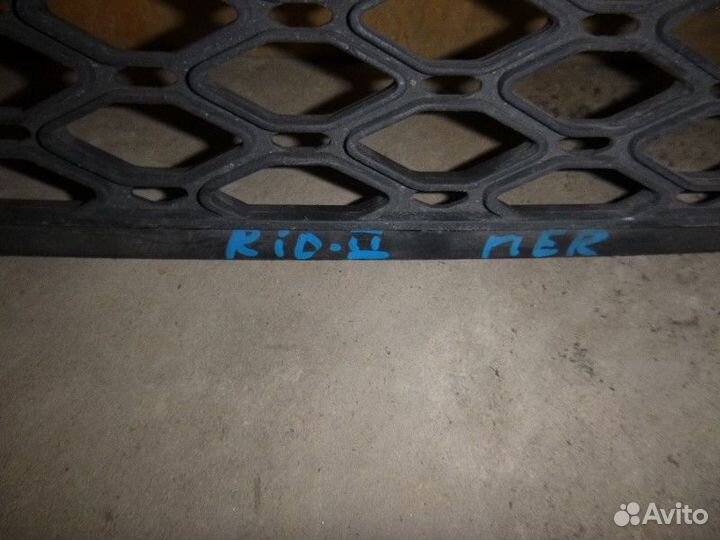 Решетка в бампер центральная KIA RIO 2005-2011