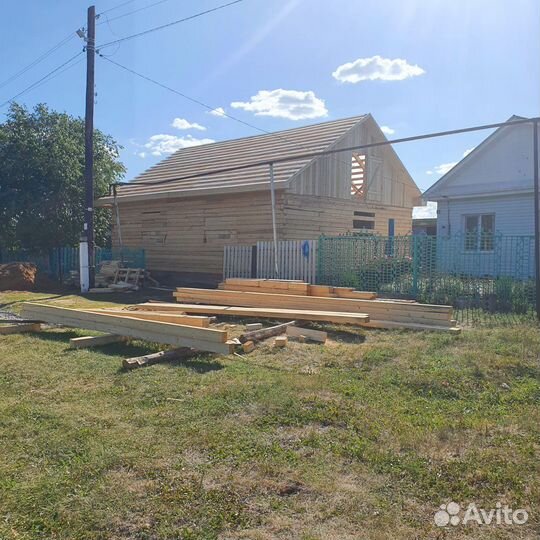 Сруб дома из бревна новый