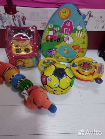 Много развивающих фирменных игрушек