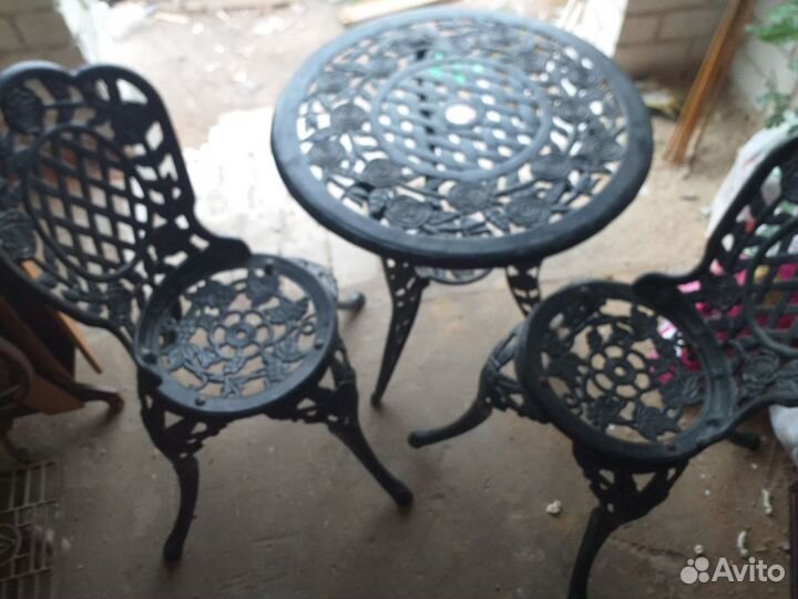 Стол и два кресла