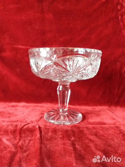 Хрустальная ваза на ножке