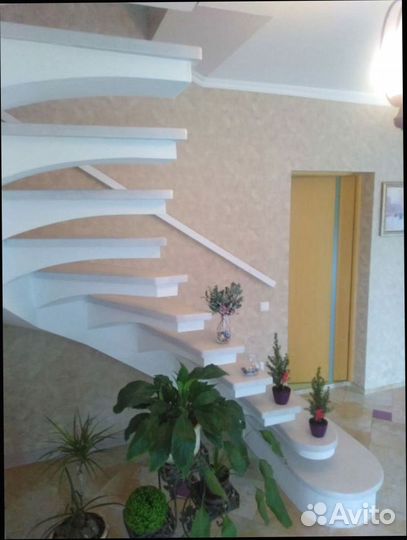 Лестница в дом, деревянная отделка