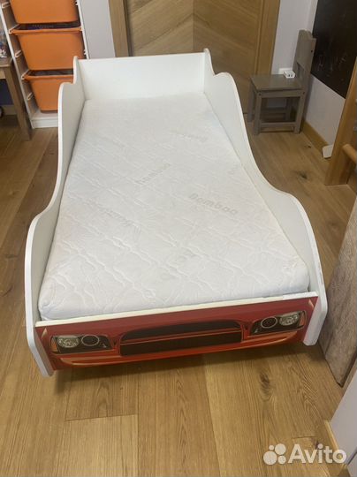 Детская кровать-машинка