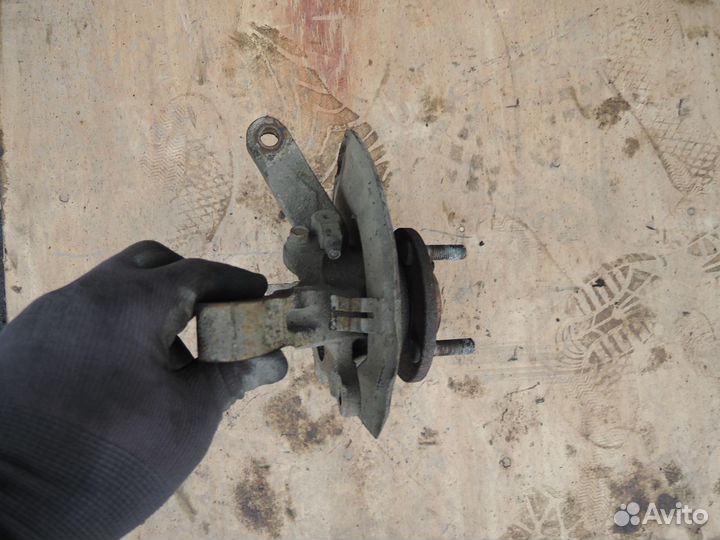 Кулак поворотный передний левый Mitsubishi Dingo