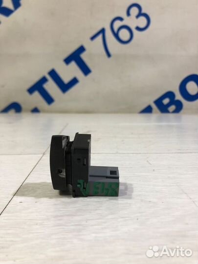 Кнопка стеклоподъемника задняя лев. skoda yeti 1.2