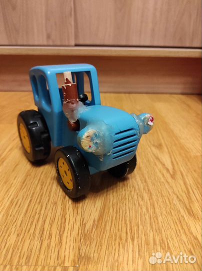 Игрушка синий трактор