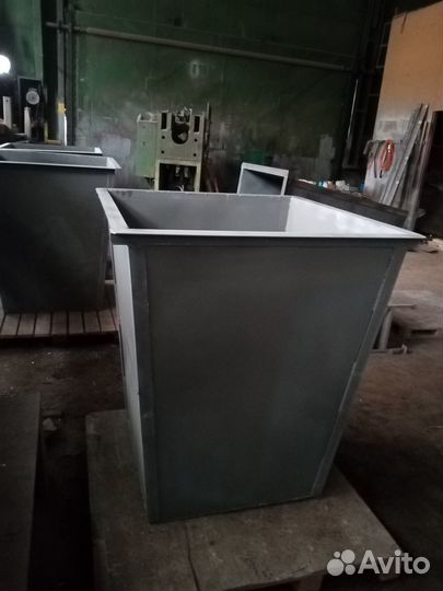 Мусорный контейнер металлический