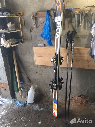 Горные лыжи volki и палки atomic