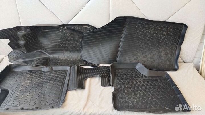 Автомобильные коврики резиновые