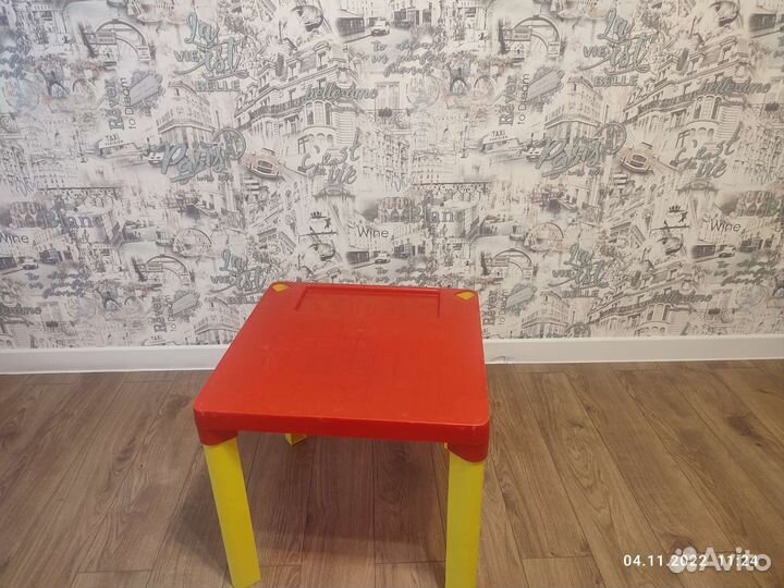 Детский письменный стол