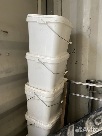 Канистра пластиковая б/у 20л,5 л с клапаном, ведра