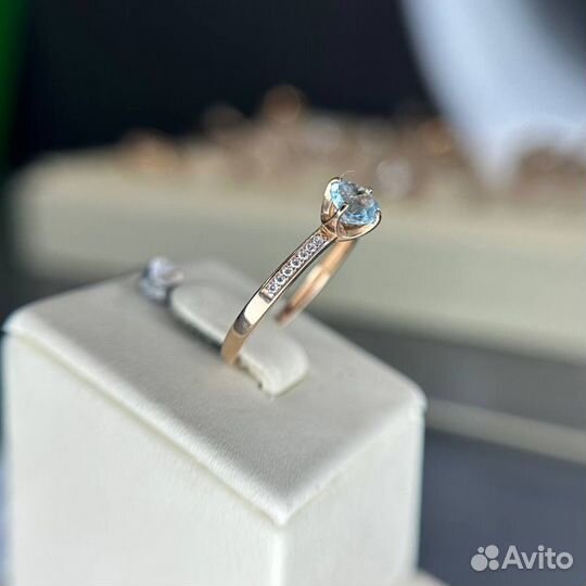 Золотое кольцо с топазом 585 проба