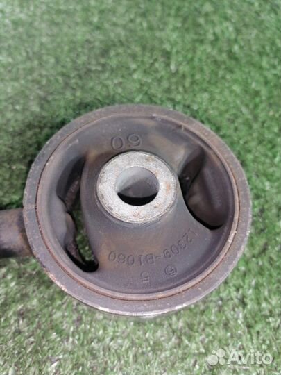 Подушка двигателя задняя Toyota Passo KGC30 1krfe