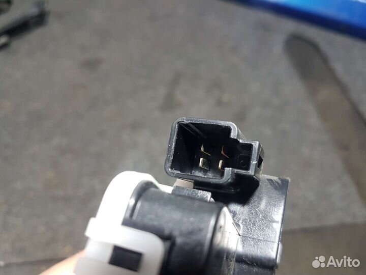 Замок крышки багажника Mazda 3 BL