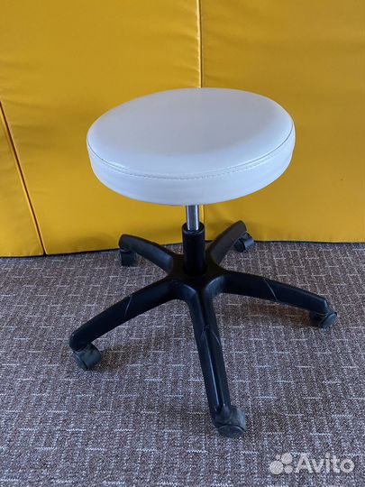 Стул для мастера маникюра