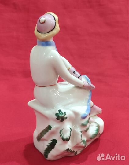 Статуэтка фарфоровая. Конькобежка на отдыхе. СССР