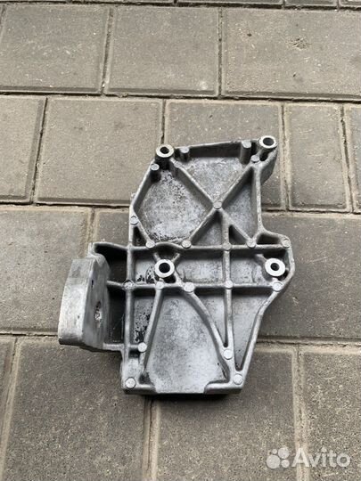 Кронштейн компрессора Фольксваген Пассат Б5