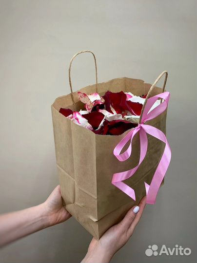 Лепестки роз живые