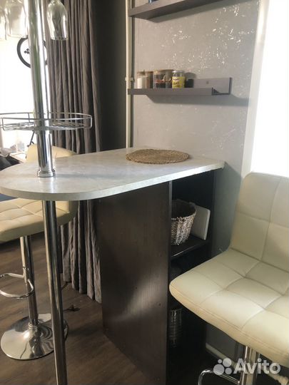 Барный стол и стулья