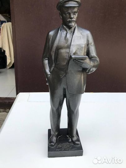 Скульптура В. И. Ленин