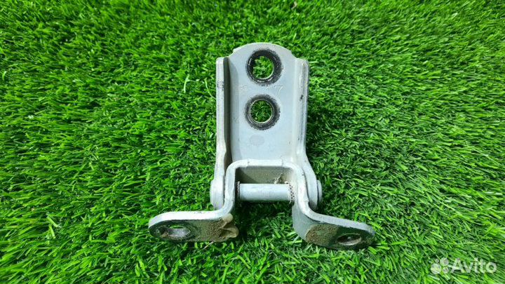 Петля двери нижняя задняя левая Nissan Skyline V35