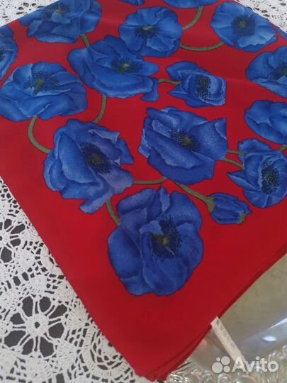 Синии маки на красном фоне платок