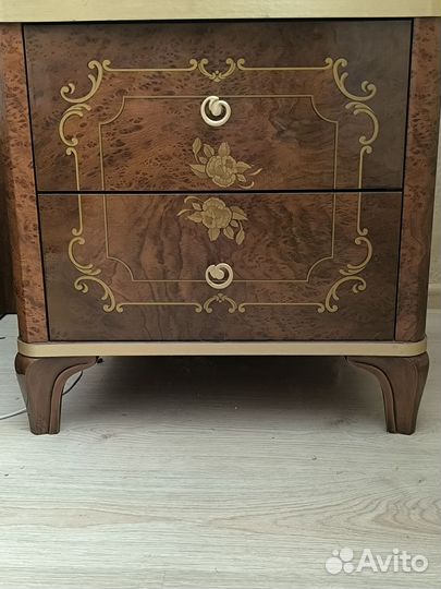 Шкаф, две тумбочки, комод с зеркалом и кровать