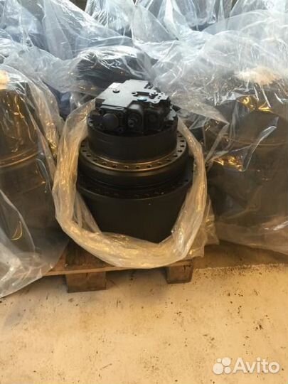 39Q7-40100 Редуктор хода Hyundai 260 с мотором