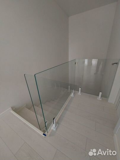 Перильные ограждения лестниц со стеклом