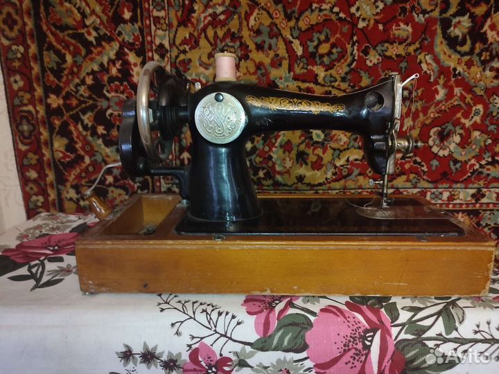 Швейная машина Чайка