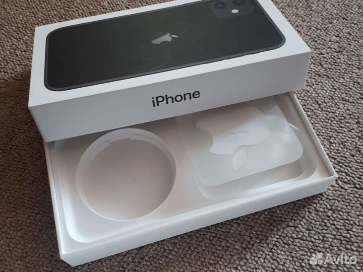 Коробки от Apple watch 3 и от айфон 11