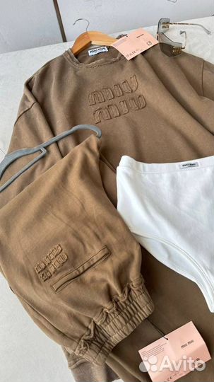 Стильный костюм miu miu (тренд 2025)