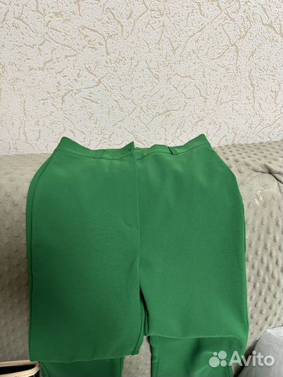 Брючный костюм женский 44 зеленый