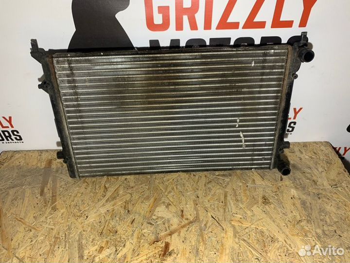 Радиатор охлаждения двигателя Volkswagen Golf A6