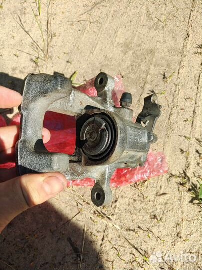 Задний тормозной суппорт левый Фольксваген Джетта5