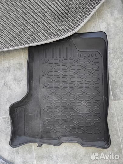 Комплект ковриков EVA + заводские на LADA Xray cro