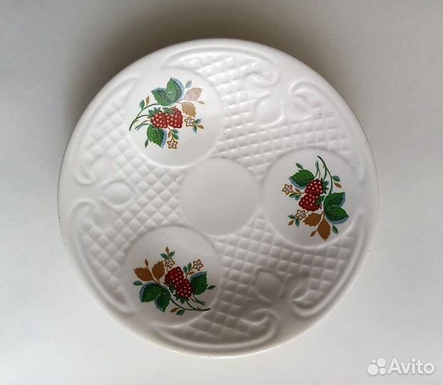 Винтажная рельефная тарелка времён СССР «Малина»