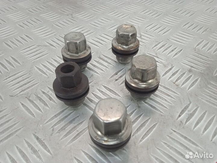 Болт Land Rover Discovery 3 2006 LR173842