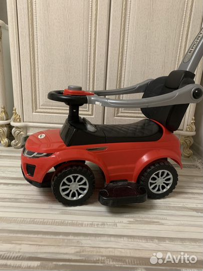 Машинка толокар с ручкой