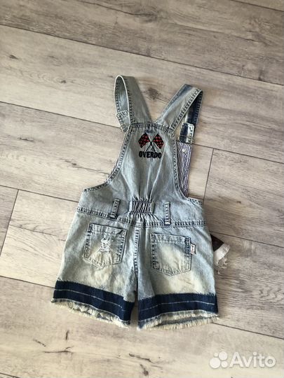 Джинсовый комбинезон шорты,кофточка, кепочка