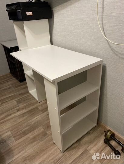 Угловой письменный стол с полками