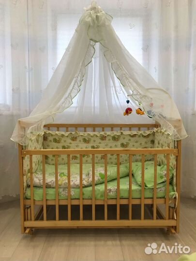 Детская кроватка с маятником