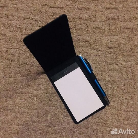 Блокнот с ручкой