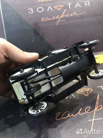 Модель ретро автомобиля 2