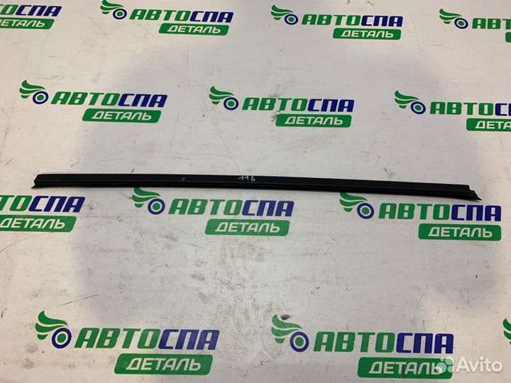 Уплотнитель двери стекла задний правый Ford Galaxy