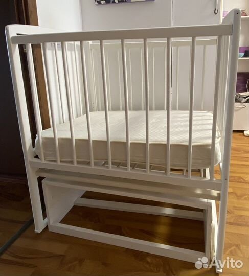 Детская кровать с маятником