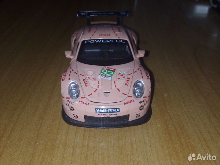 Машина porsche в гоночной окраски, на батарейках