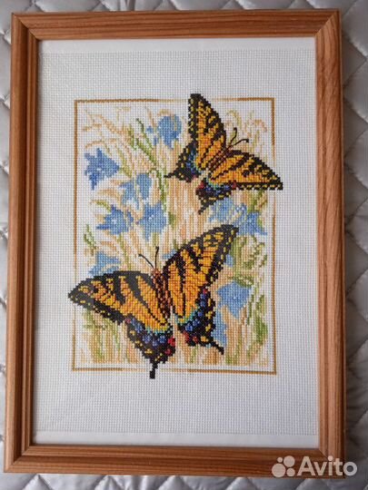 Картина вышитая крестом Бабочки и колокольчики