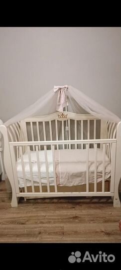 Детская кроватка с маятником и ящиком
